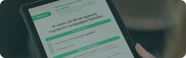 Kobieta trzyma tablet z kalendarzem badań profilaktycznych dla kobiet w wieku 20–29 lat – zalecenia codzienne i miesięczne od nikalab.