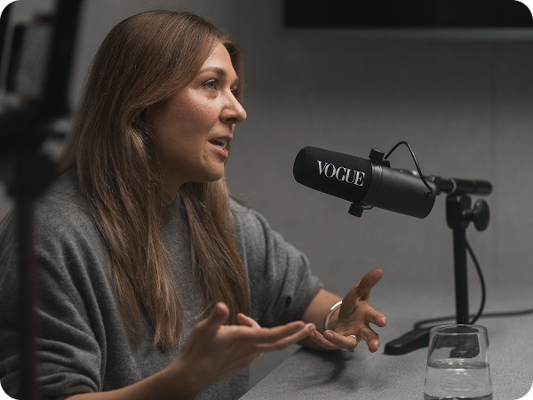 Katarzyna Godlewska – założycielka nikalab, podczas nagrania podcastu Vogue, opowiadająca o zdrowiu kobiet i rozwoju marki.