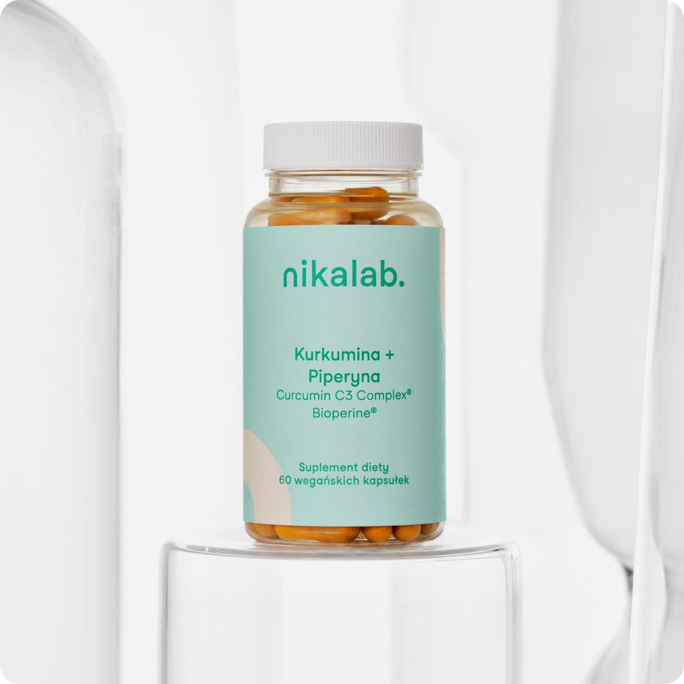 Suplement diety nikalab – Kurkumina + Piperyna – 60 wegańskich kapsułek w biodegradowalnym słoiczku z jasną etykietą.