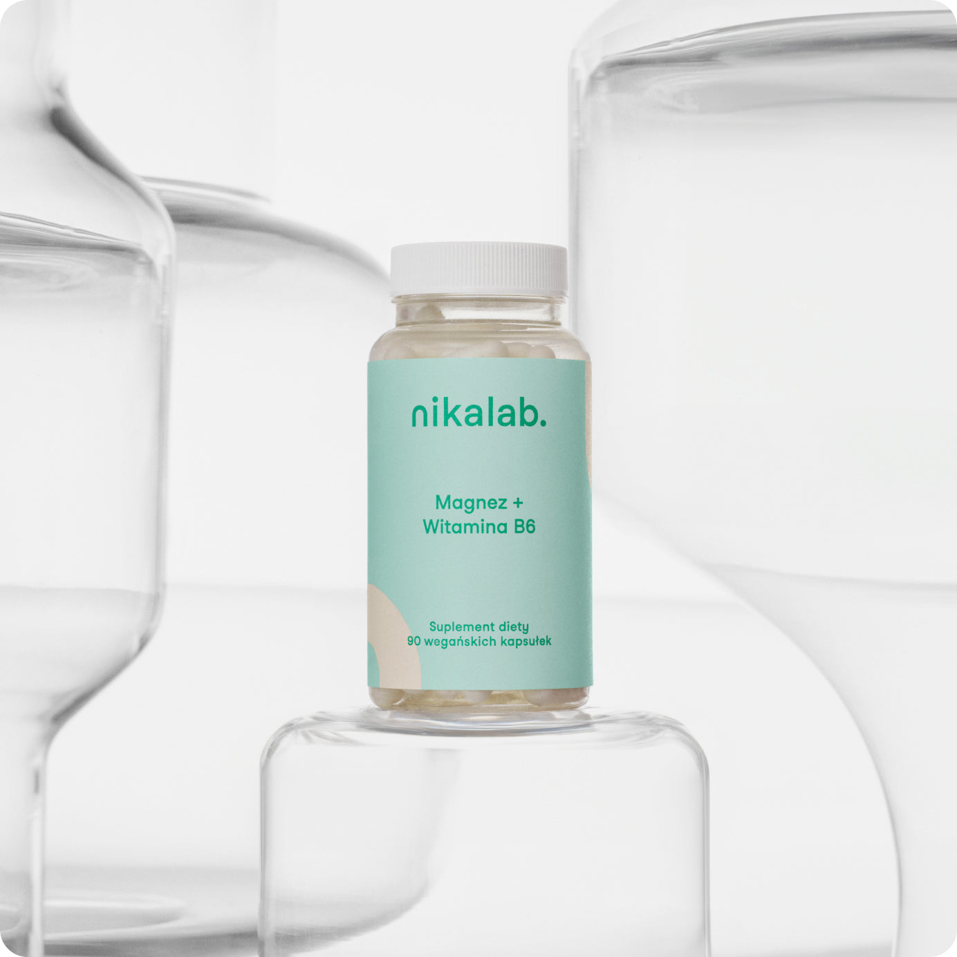 Suplement diety nikalab – Magnez + Witamina B6 – 90 wegańskich kapsułek w biodegradowalnym słoiczku z jasną etykietą.