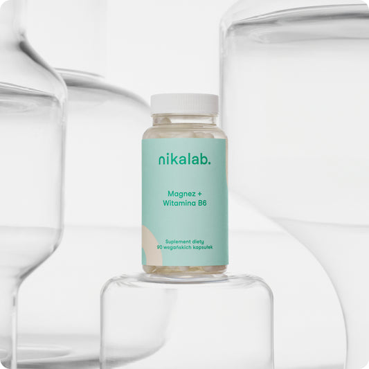 Suplement diety nikalab – Magnez + Witamina B6 – 90 wegańskich kapsułek w biodegradowalnym słoiczku z jasną etykietą.