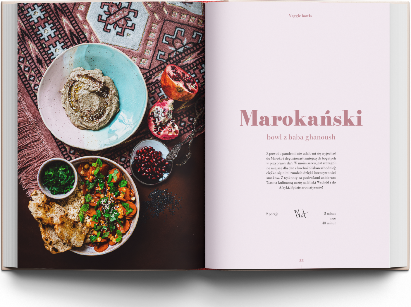 Rozkładówka z książki „The Bowl Book” z przepisem na marokański bowl z baba ghanoush, podanym na orientalnym dywanie z dodatkiem pieczywa, sałatki z warzyw, świeżych ziół, granatu i przypraw – po prawej stronie tytuł i krótki wstęp.