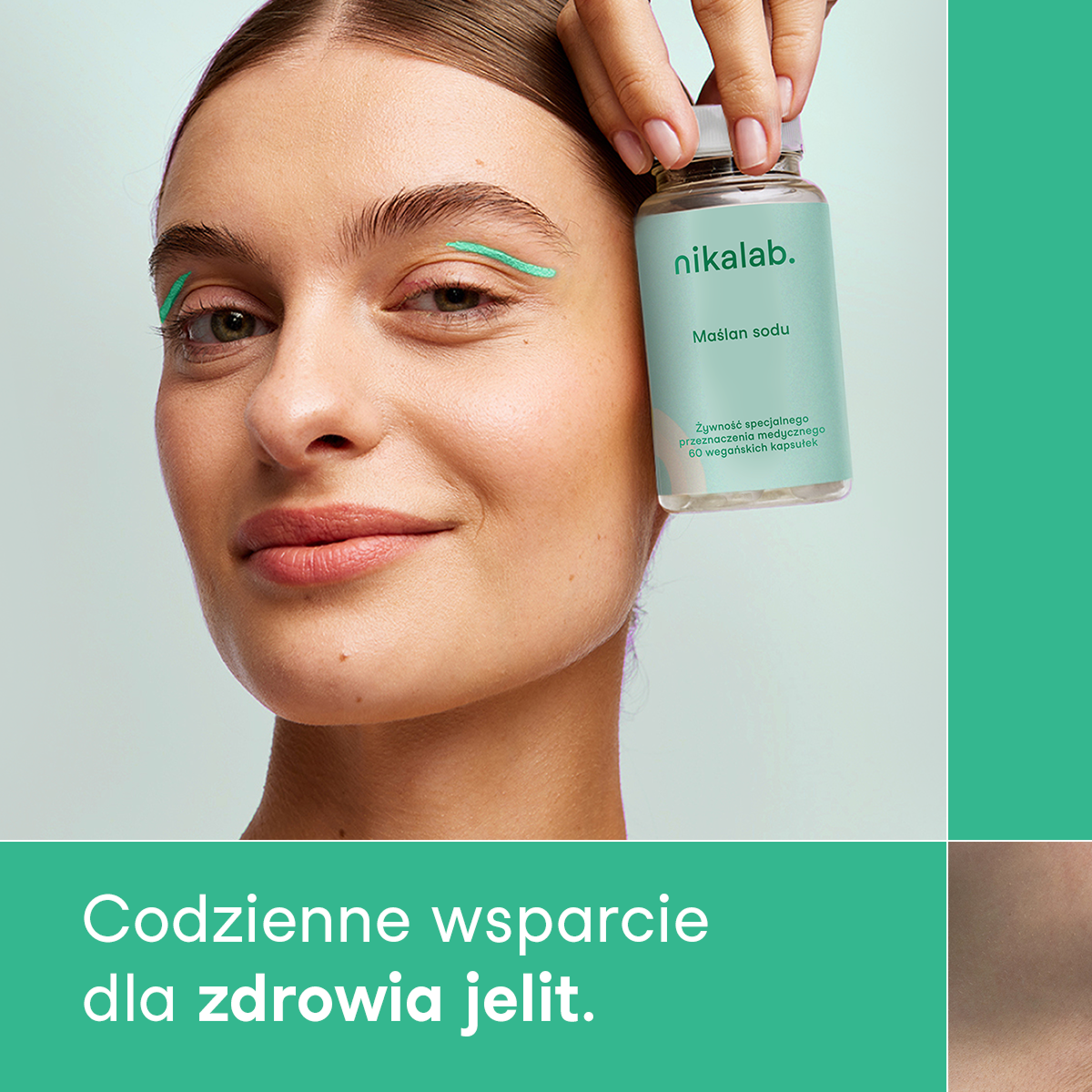 Uśmiechnięta kobieta trzymająca żywność specjalnego przeznaczenia medycznego od nikalab – Maślan sodu. Produkt wspiera codziennie zdrowie jelit i zawiera 60 wegańskich kapsułek.