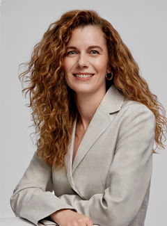 Lekarka Nina Nicheska, założycielka nikalab, portret w jasnym stroju na neutralnym tle.