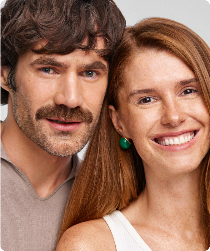 Uśmiechnięta para – kobieta i mężczyzna promieniujący zdrowiem dzięki suplementacji nikalab.