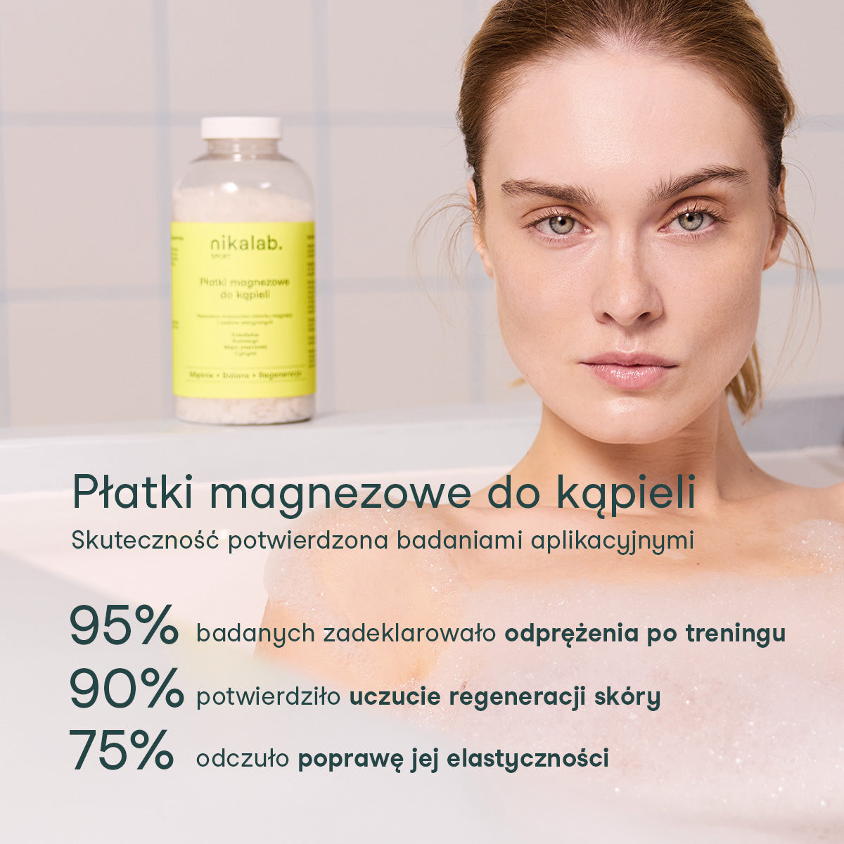 Kobieta zanurzona w wannie z pianą, obok widoczne opakowanie płatków magnezowych do kąpieli SPORT od nikalab.