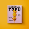 Okładka książki kucharskiej „Roślinna baza TOFU” autorstwa Karoliny Paciorek i Mai Jaworowskiej, z różowym tłem, żółtym tofu na patyku i tytułem promującym roślinne przepisy z tofu.