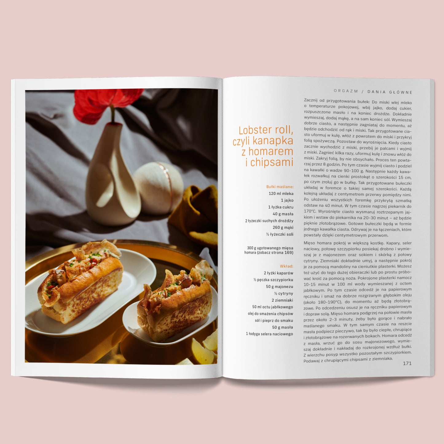 Rozkładówka książki „Sex & Cook. Miłość od kuchni” dostępnej w nikalab – po lewej stronie fotografia dwóch kanapek lobster roll z homarem i chipsami na talerzu, po prawej przepis „Lobster roll, czyli kanapka z homarem i chipsami”.