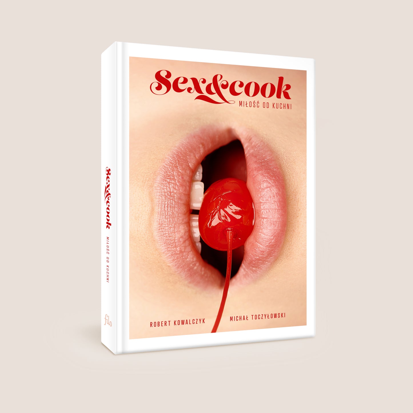 Okładka książki „Sex & Cook. Miłość od kuchni” dostępnej w nikalab – autorzy Robert Kowalczyk i Michał Toczydłowski, zbliżenie ust trzymających czerwoną kandyzowaną wiśnię.