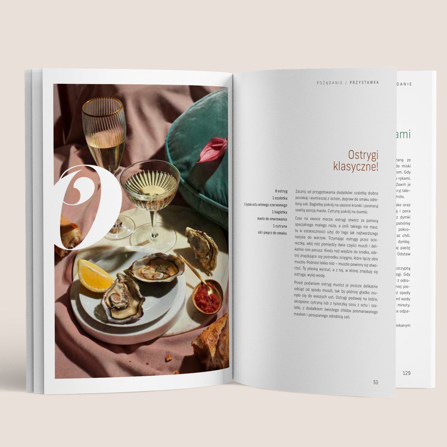 Rozkładówka książki „Sex & Cook. Miłość od kuchni” dostępnej w nikalab – po lewej stronie fotografia talerza z ostrygami, cytryną, pieczywem i kieliszkami wina musującego, po prawej przepis „Ostrygi klasyczne!”.