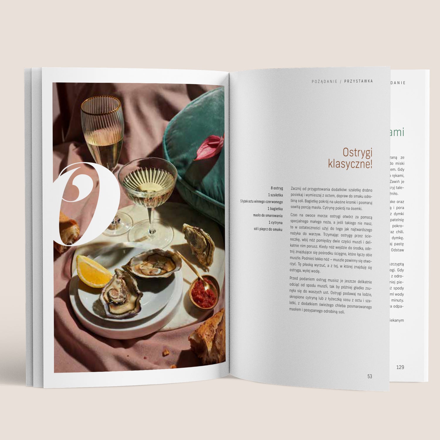 Rozkładówka książki „Sex & Cook. Miłość od kuchni” dostępnej w nikalab – po lewej stronie fotografia talerza z ostrygami, cytryną, pieczywem i kieliszkami wina musującego, po prawej przepis „Ostrygi klasyczne!”.