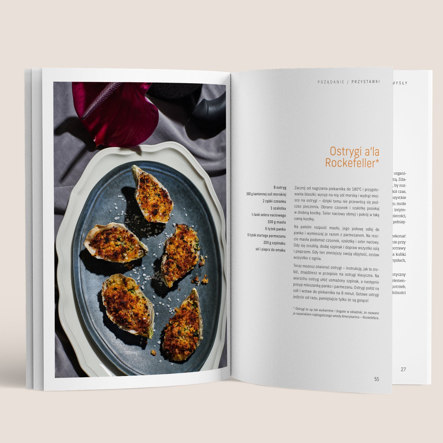 Rozkładówka książki „Sex & Cook. Miłość od kuchni” dostępnej w nikalab – po lewej stronie fotografia talerza z zapiekanymi ostrygami a’la Rockefeller, po prawej przepis kulinarny z listą składników i instrukcją.