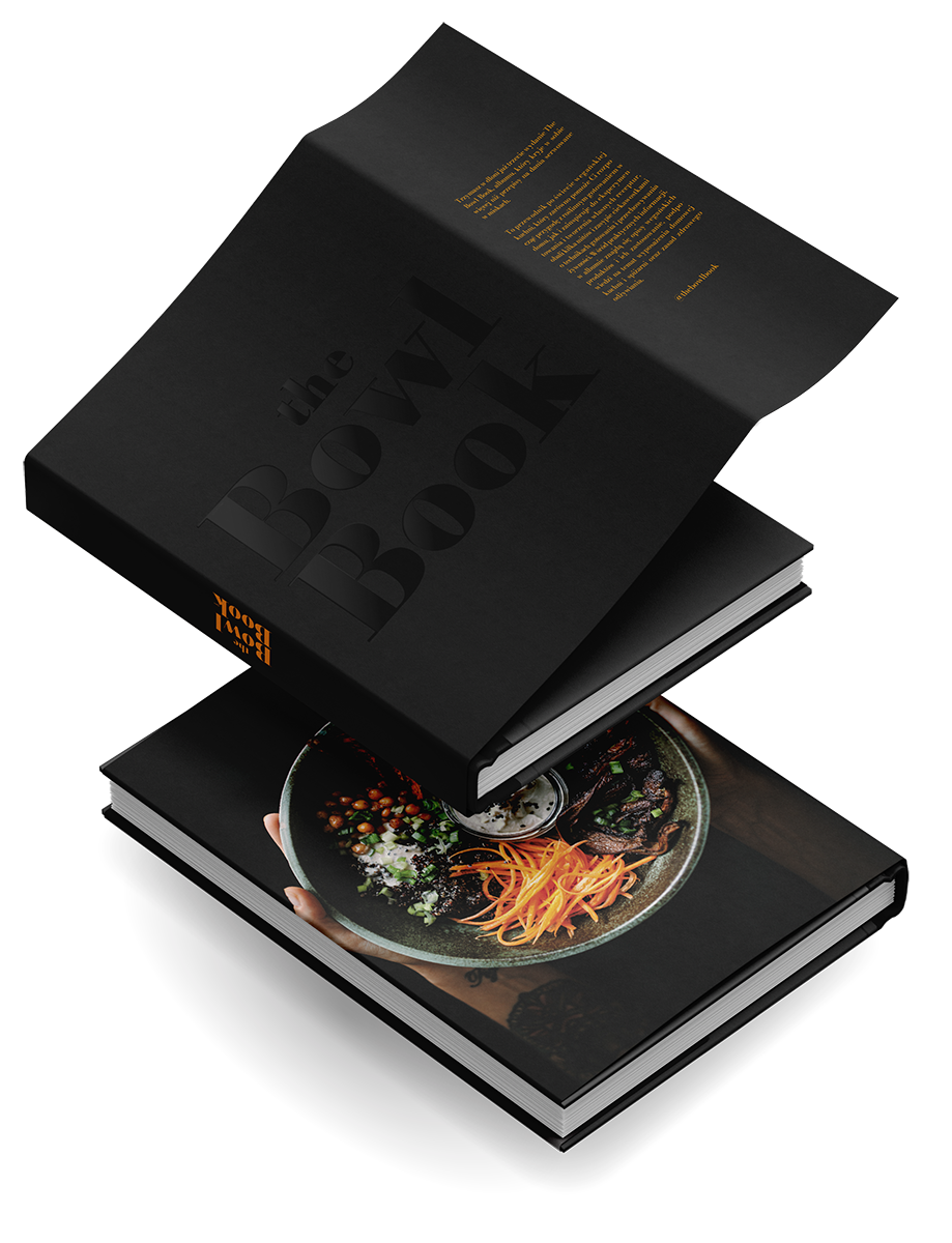 Zdjęcie książki „The Bowl Book” autorstwa Natalii Kusiak – widok okładki i rozkładówki z roślinnym bowlem pełnym kolorowych warzyw i dodatków; minimalistyczna czarna oprawa z tłoczonym tytułem oraz fragment opisu z tyłu.