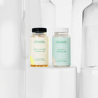 Zestaw dwóch suplementów diety nikalab: Baza na co dzień dla kobiet 50+ lat (60 wegańskich kapsułek) i Magnez + Witamina B6 (90 wegańskich kapsułek) – oba w biodegradowalnych słoiczkach z jasnymi etykietami.