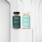 Zestaw dwóch suplementów diety nikalab: Baza na co dzień dla mężczyzn 50+ lat (60 wegańskich kapsułek) i Magnez + Witamina B6 (90 wegańskich kapsułek) – oba w biodegradowalnych słoiczkach.