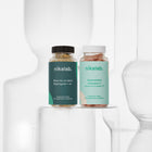 Zestaw dwóch suplementów diety nikalab: Baza na co dzień dla mężczyzn 18–49 lat (60 wegańskich kapsułek) i Liposomalna witamina C (60 wegańskich kapsułek) – oba w biodegradowalnych słoiczkach.