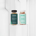 Zestaw dwóch suplementów diety nikalab: Baza na co dzień dla mężczyzn 50+ lat (60 wegańskich kapsułek) i Liposomalna witamina C (60 wegańskich kapsułek) – oba w biodegradowalnych słoiczkach.