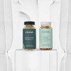 Zestaw dwóch suplementów diety nikalab: Baza na co dzień dla mężczyzn 18–49 lat (60 wegańskich kapsułek) i Kurkumina + Piperyna (60 wegańskich kapsułek) – oba w biodegradowalnych słoiczkach.