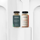 Zestaw dwóch suplementów diety nikalab: Baza na co dzień dla mężczyzn 18–49 lat (60 wegańskich kapsułek) i Formuła Blasku (60 wegańskich kapsułek) – oba w biodegradowalnych słoiczkach.