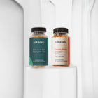 Zestaw dwóch suplementów diety nikalab: Baza na co dzień dla mężczyzn 50+ lat (60 wegańskich kapsułek) i Formuła Blasku (60 wegańskich kapsułek) – oba w biodegradowalnych słoiczkach.